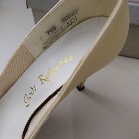 Gorgeous cream heels with rhinestone studs - Picture 5 of 11